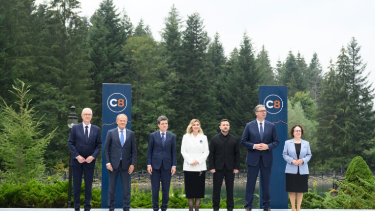Clasa cu predare în limba română din Ucraina, închisă la patru zile de la deschidere: MAE a deschis o anchetă, Zelenski promite soluții