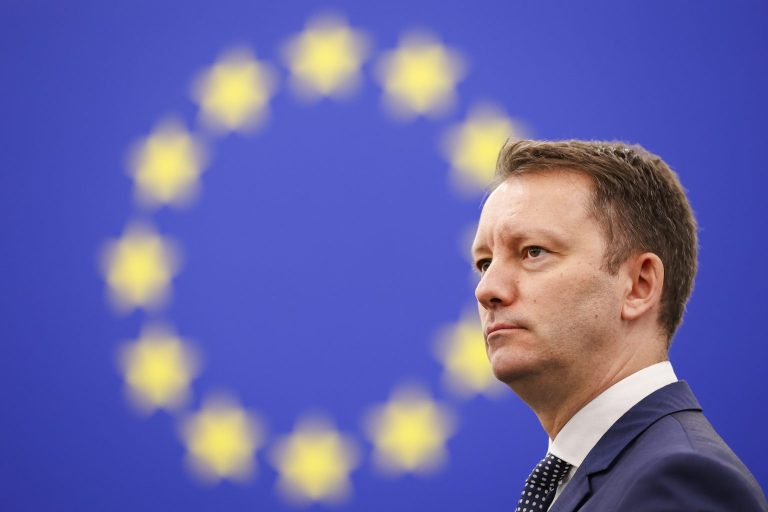 Programul de guvernare propus de PNL-USR-UDMR: primă de performanță pentru profesori, mese și burse pentru reducerea abandonului școlar
