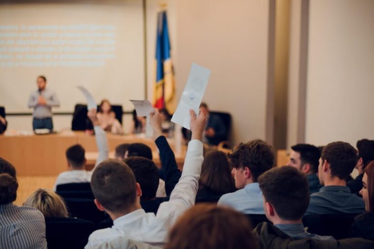 Consiliul Național al Elevilor susține proiectul de lege care permite adolescenților de 16 ani să ceară singuri consiliere psihologică