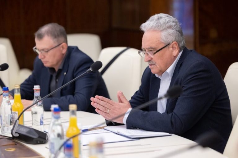 Prime de instalare de 4.325 de lei pentru profesorii titulari din mediul rural. Sindicatele cer Ministerului Educației emiterea urgentă a ordinului
